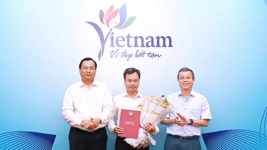 Cục trưởng Nguyễn Trùng Khánh trao Quyết định bổ nhiệm lãnh đạo Trung tâm Thông tin du lịch