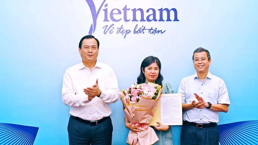 Cục trưởng Nguyễn Trùng Khánh trao Quyết định bổ nhiệm lãnh đạo Trung tâm Thông tin du lịch