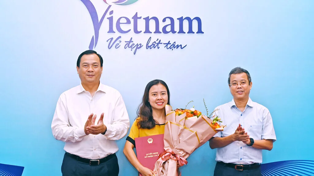 Cục trưởng Nguyễn Trùng Khánh trao Quyết định bổ nhiệm lãnh đạo Trung tâm Thông tin du lịch