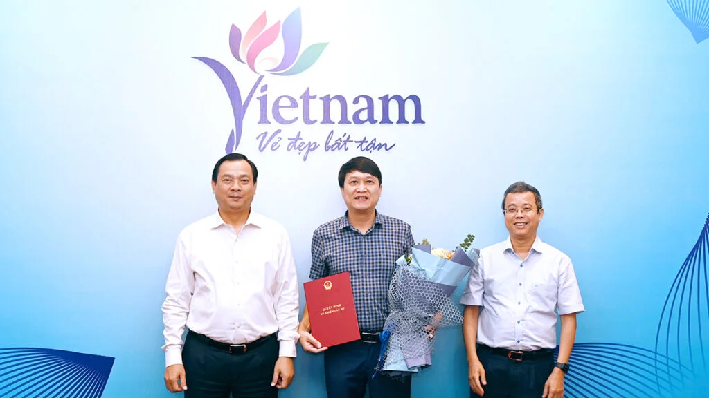 Cục trưởng Nguyễn Trùng Khánh trao Quyết định bổ nhiệm lãnh đạo Trung tâm Thông tin du lịch