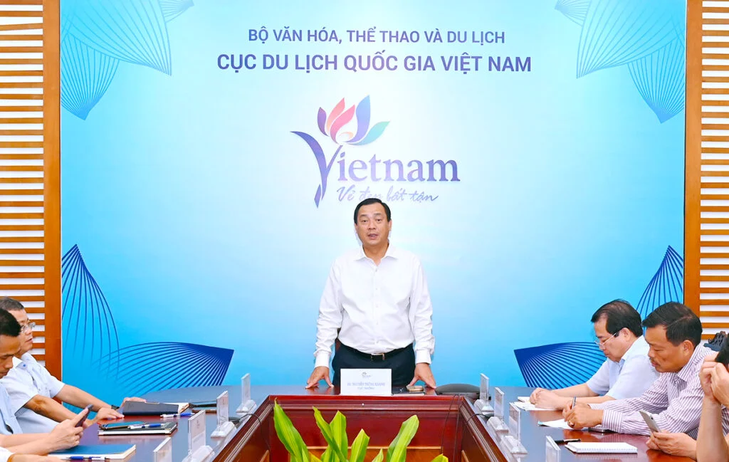 Cục trưởng Nguyễn Trùng Khánh trao Quyết định bổ nhiệm lãnh đạo Trung tâm Thông tin du lịch