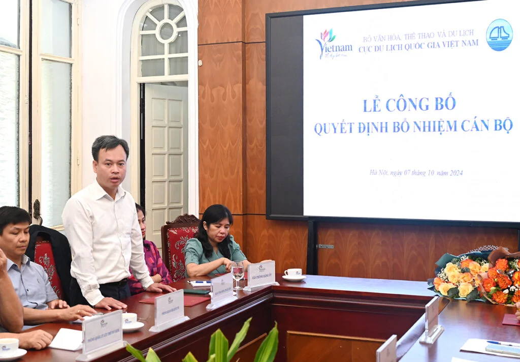 Cục trưởng Nguyễn Trùng Khánh trao Quyết định bổ nhiệm lãnh đạo Trung tâm Thông tin du lịch