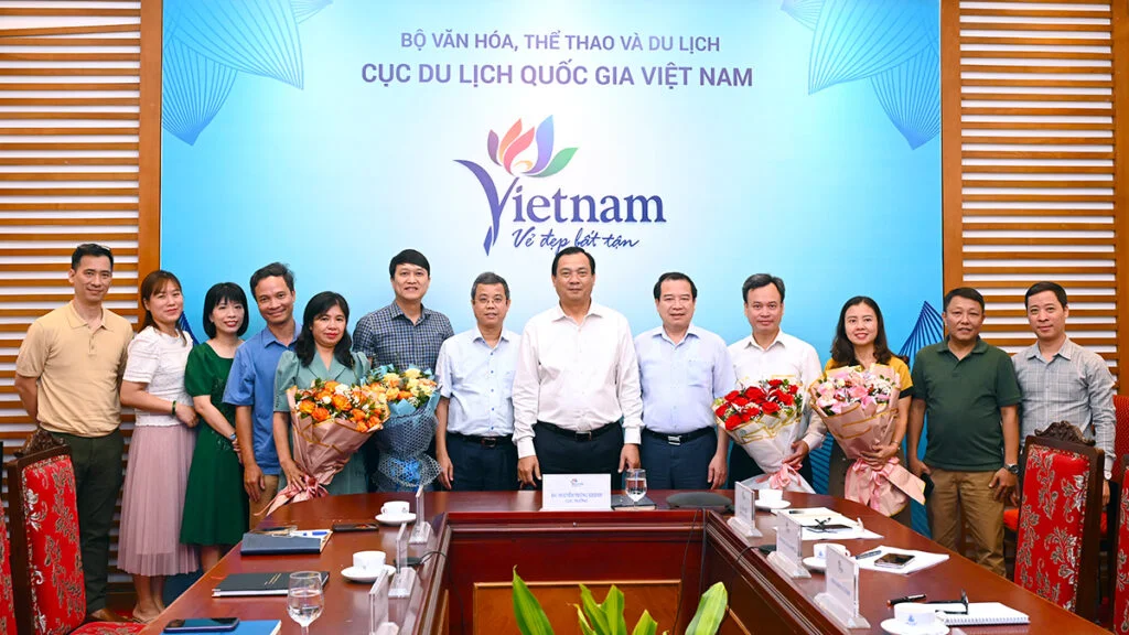 Cục trưởng Nguyễn Trùng Khánh trao Quyết định bổ nhiệm lãnh đạo Trung tâm Thông tin du lịch