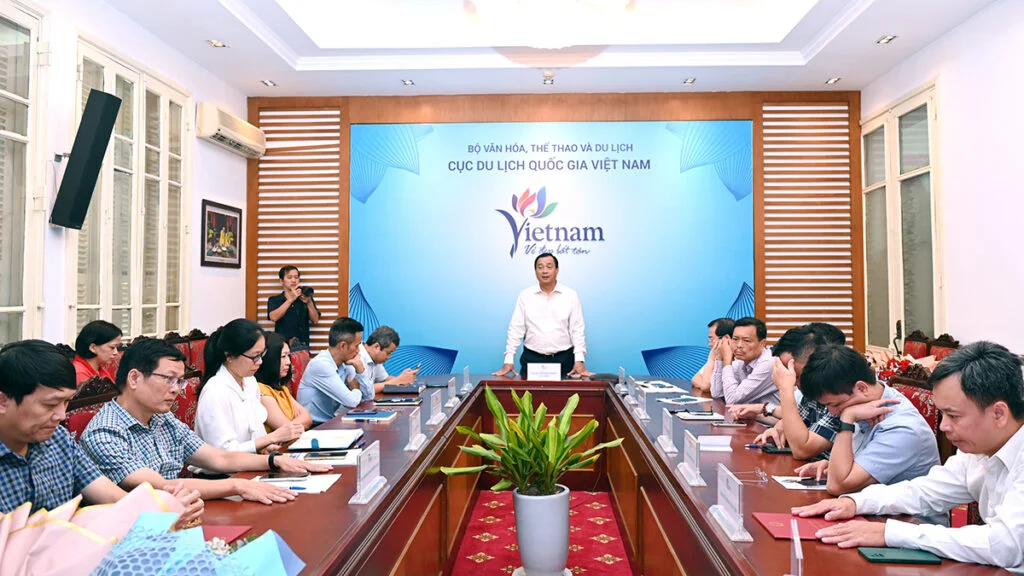 Cục trưởng Nguyễn Trùng Khánh trao Quyết định bổ nhiệm lãnh đạo Trung tâm Thông tin du lịch