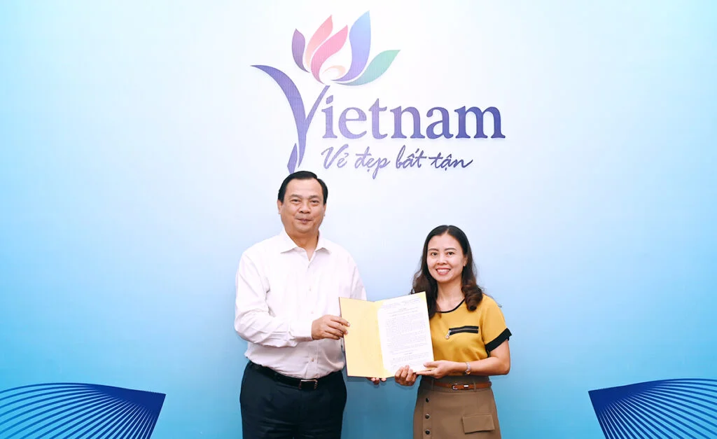 Cục trưởng Nguyễn Trùng Khánh trao Quyết định bổ nhiệm lãnh đạo Trung tâm Thông tin du lịch