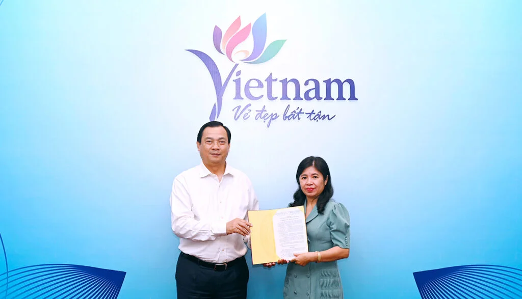 Cục trưởng Nguyễn Trùng Khánh trao Quyết định bổ nhiệm lãnh đạo Trung tâm Thông tin du lịch