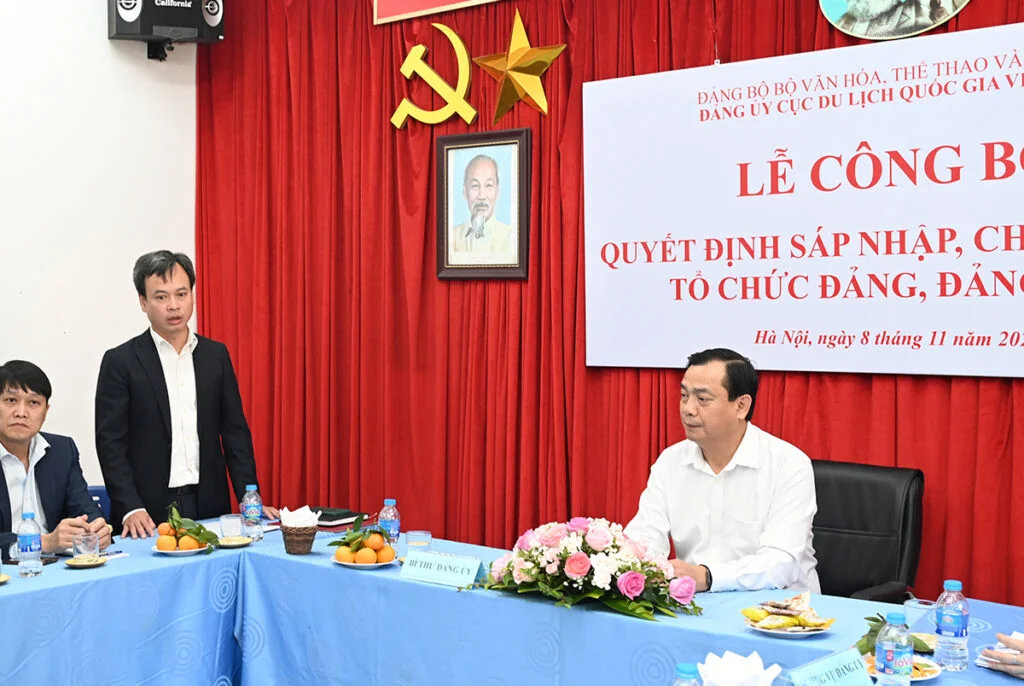 Đảng ủy Cục Du lịch Quốc gia Việt Nam công bố Quyết định sáp nhập, chuyển giao tổ chức đảng, đảng viên