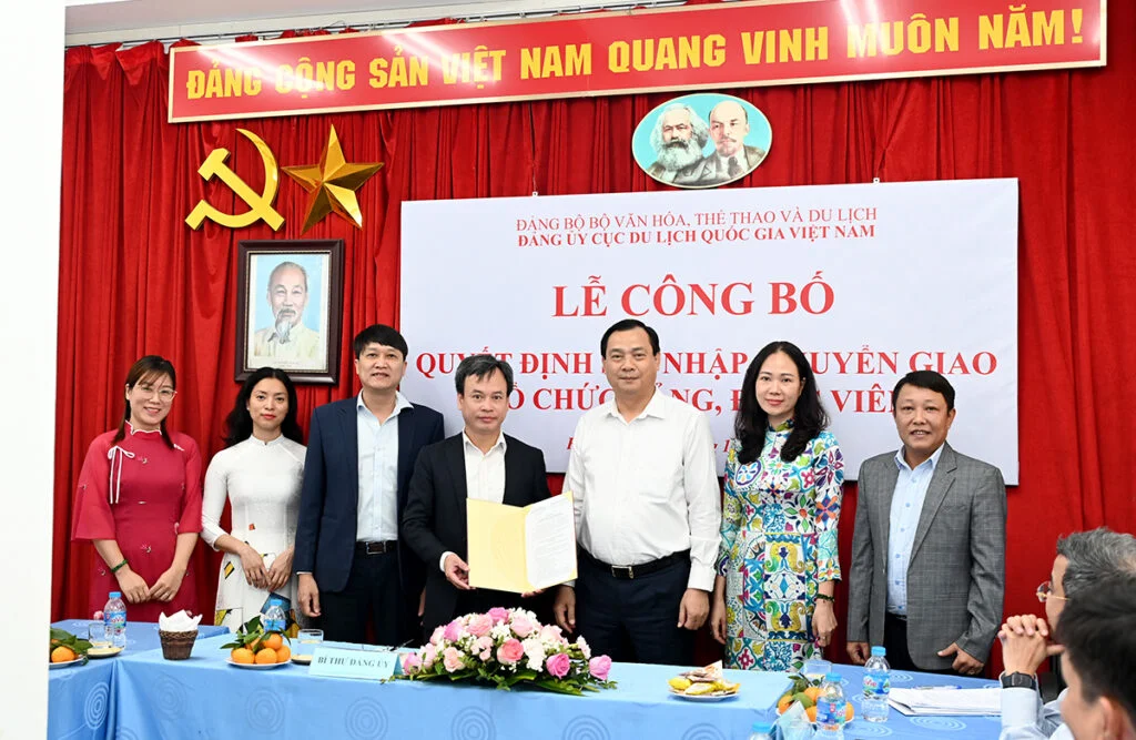 Đảng ủy Cục Du lịch Quốc gia Việt Nam công bố Quyết định sáp nhập, chuyển giao tổ chức đảng, đảng viên
