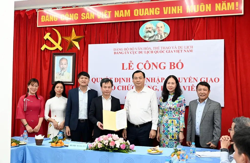 Đảng ủy Cục Du lịch Quốc gia Việt Nam công bố Quyết định sáp nhập, chuyển giao tổ chức đảng, đảng viên